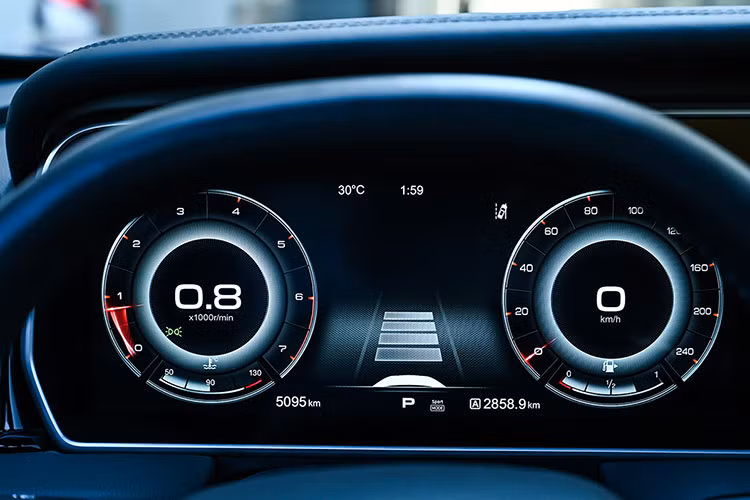 Chưa hết, trên mẫu xe SUV Hồng Kỳ HS5 2023 mới này còn có camera được đặt ở nhiều vị trí như đầu xe hay gương chiếu hậu. Do đó, sẽ không ngạc nhiên nếu mẫu SUV cỡ D này có camera 360 độ và những trang bị an toàn chủ động ADAS.