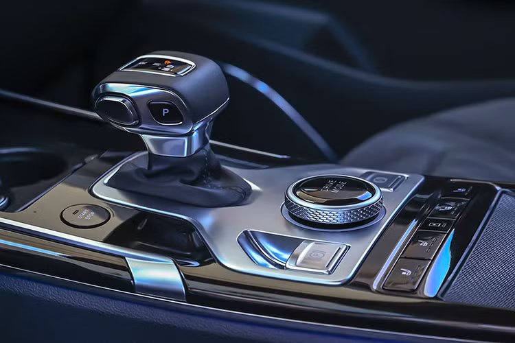 Hiện thời điểm ra mắt và giá xe Hồng Kỳ HS5 2023 vẫn chưa được công bố. Trong khi đó, thế hệ cũ của mẫu xe này có giá bán tại thị trường quê nhà Trung Quốc từ 183.800 – 249.800 Nhân dân tệ (khoảng 636 – 864 triệu đồng).