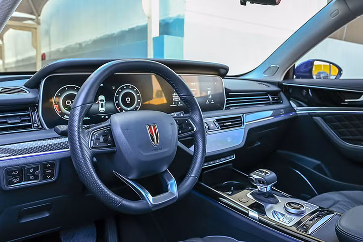 Về sức mạnh, theo thông tin công bố từ hãng xe Trung Quốc, Hồng Kỳ HS5 bản nâng cấp giữa vòng đời sẽ được trang bị động cơ 4 xi-lanh, dung tích 2.0L, tăng áp, sản sinh công suất tối đa 251 mã lực, tăng 27 mã lực so với thế hệ cũ.