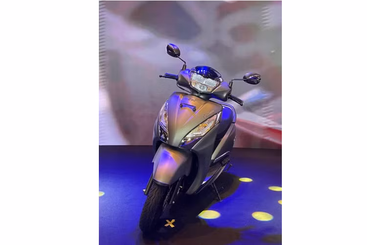 Các mẫu xe này đều áp dụng chính sách bảo hành 3 năm hoặc 30.000 km, tùy điều kiện nào đến trước. Dựa vào mức giá trên, có thể thấy, mẫu xe máy số TVS Rockz có khả năng sẽ dễ tiếp cận người dùng nhất. Xe sẽ cạnh tranh cùng với Honda Future (30,5 triệu đồng) và Yamaha Jupiter FI (30 triệu đồng) ở phân khúc xe số 125cc.