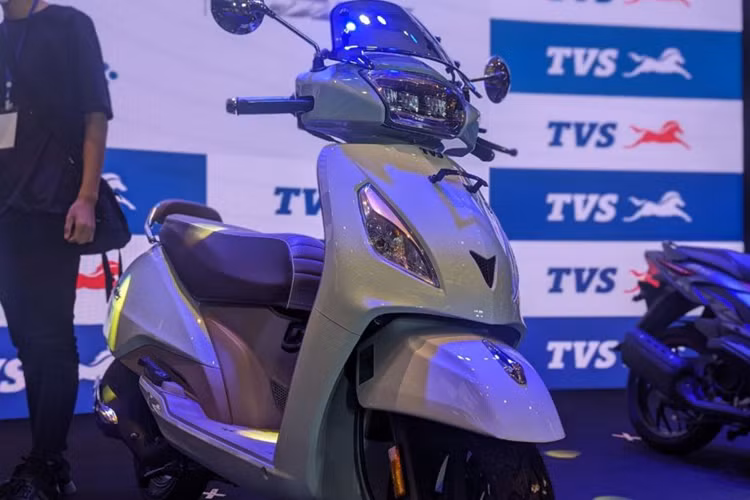 Ntorq được trang bị nhiều công nghệ hiện đại như tính năng kết nối với điện thoại, cho phép người lái ra lệnh bằng giọng nói, thông báo mạng xã hội, thông báo giao thức ăn, chỉ đường và thông tin hành trình (quãng đường còn lại, thời gian di chuyển còn lại…) thông qua màn hình điện tử full LCD.