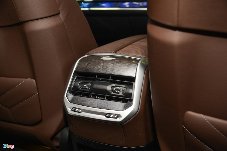 Công nghệ an toàn trên BMW 7 Series G70 gồm hệ thống hỗ trợ lái xe nâng cao với những tính năng như hỗ trợ chuyển làn, ga tự động thích ứng, hỗ trợ nhận diện biển báo tốc độ... Ngoài ra xe còn có hệ thống đánh lái trục bánh sau, hệ thống bảo vệ chủ động...