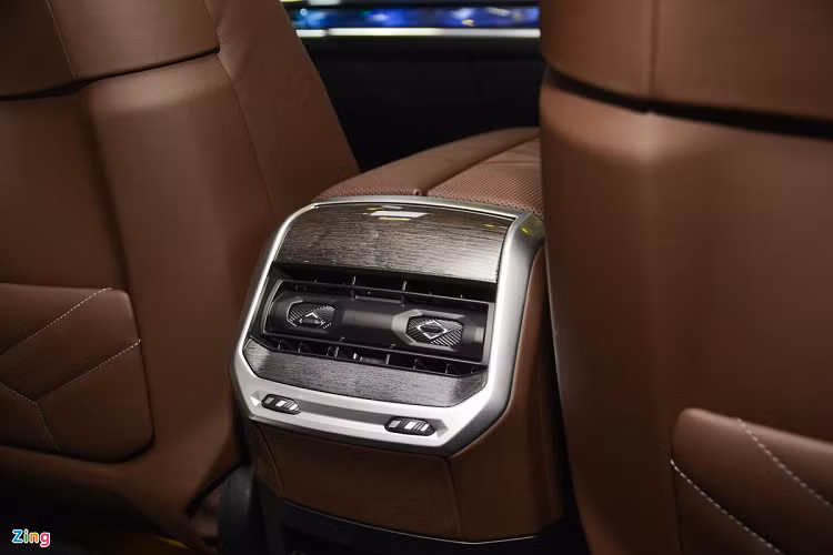 Công nghệ an toàn trên BMW 7 Series G70 gồm hệ thống hỗ trợ lái xe nâng cao với những tính năng như hỗ trợ chuyển làn, ga tự động thích ứng, hỗ trợ nhận diện biển báo tốc độ... Ngoài ra xe còn có hệ thống đánh lái trục bánh sau, hệ thống bảo vệ chủ động...