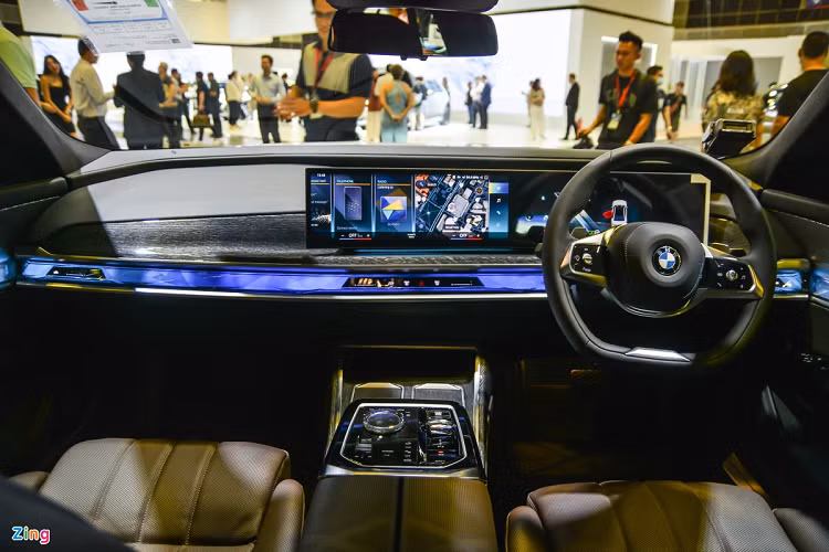 Thanh tương tác có khả năng điều chỉnh màu theo ý thích, các phím đặt ở khu vực này cũng là loại cảm ứng tạo sự liền mạch.