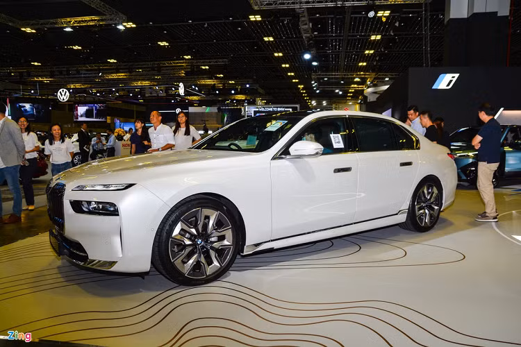 Bên cạnh xe điện, triển lãm Singapore Motorshow 2023 mới đây còn có sự xuất hiện của những mẫu xe đầu bảng. Chiếc BMW 7-Series thế hệ mới được xem như mẫu xe tạo điểm nhấn cho gian hàng BMW.