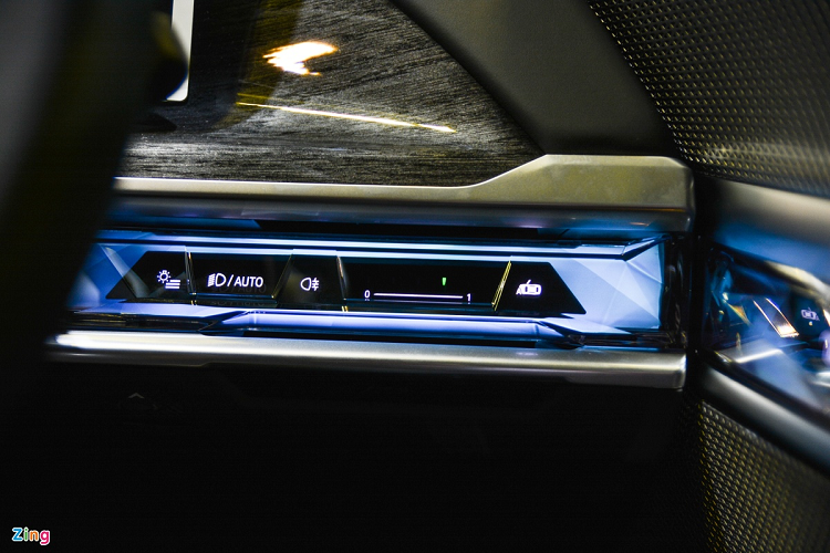 BMW 735i sử dụng động cơ 3.0L, 6 xy-lanh thẳng hàng. Khối động cơ này sản sinh công suất 272 mã lực, mô-men xoắn cực đại 400 Nm. Chiếc xe với khối lượng hơn 2 tấn này mất 6,7 giây để tăng tốc 0-100 km/h, tốc độ tối đa giới hạn ở mức 250 km/h.