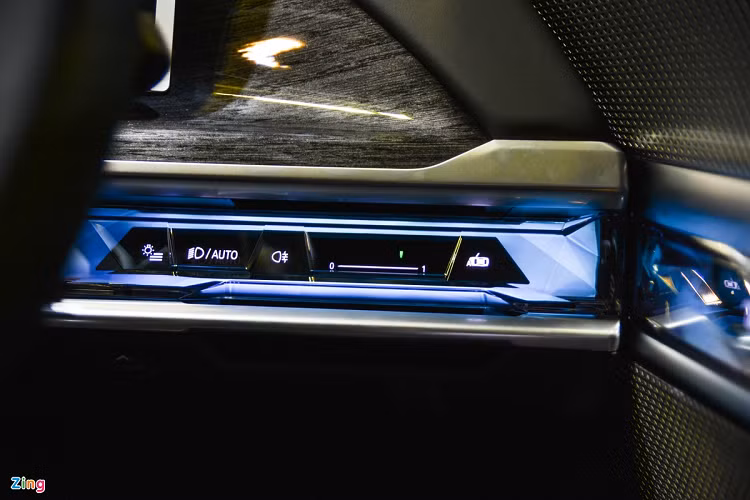 BMW 735i sử dụng động cơ 3.0L, 6 xy-lanh thẳng hàng. Khối động cơ này sản sinh công suất 272 mã lực, mô-men xoắn cực đại 400 Nm. Chiếc xe với khối lượng hơn 2 tấn này mất 6,7 giây để tăng tốc 0-100 km/h, tốc độ tối đa giới hạn ở mức 250 km/h.