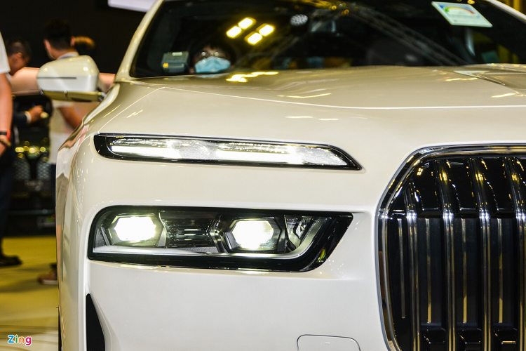 Thuộc thế hệ mới nhất của dòng sedan đầu bảng BMW, 7 Series G70 được trang bị nhiều công nghệ hiện đại. Cụm đèn phía trước thiết kế tách rời dải đèn định vị và đèn chính, đèn định vị được làm từ pha lê Swarovski với 14 bóng LED. Thiết kế đèn hậu dạng thanh mảnh với một dải chrome tạo điểm nhấn phía trên.