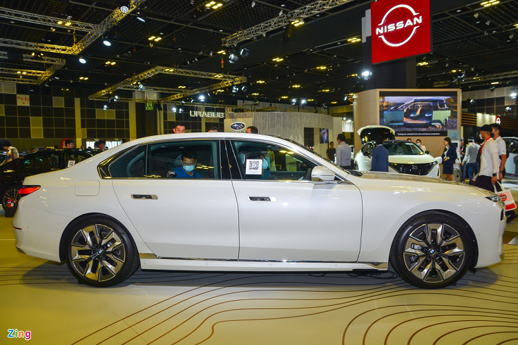 BMW 7 Series thế hệ mới có chiều dài 5.391 mm, rộng 2.192 mm và cao 1.544 mm, khoảng cách giữa 2 trục bánh xe 3.215 mm. Xét về kích thước, 7 Series đang có lợi thế hơn trước các đối thủ như Mercedes-Benz S-Class (5.179 x 2.109 x 1.503 mm, 3.106 mm) hay Audi A8 (5.302 x 1.945 x 1.488 mm, 3.128 mm).