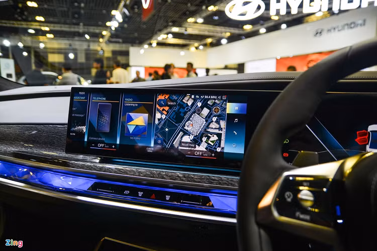 Bệ tựa tay trung tâm cũng là nơi đặt cần số, núm xoay điều chỉnh màn hình...