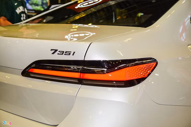 Bộ la-zăng 5 chấu có kích thước 20 inch, bọc bên ngoài là bộ lốp 255/45 và 285/40 lần lượt cho trước và sau.