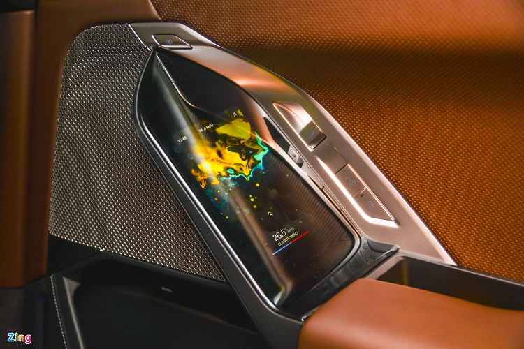 Điểm nhấn khi ngồi vào hàng ghế sau là màn hình cảm ứng 5,5 inch đặt ở cánh cửa. Người dùng có thể thao tác trên màn hình này để điều chỉnh hệ thống điều hòa, vị trí ghế...