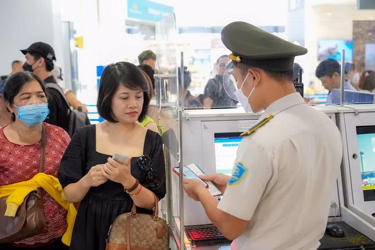 San bay Noi Bai luu y hanh khach ve viec su dung VNeID