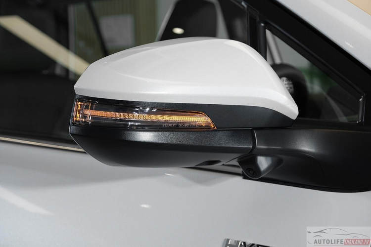 Ở thị trường Thái Lan, mẫu xe MPV này có những trang bị ngoại thất tiêu chuẩn như đèn pha LED phản xạ đa hướng với tính năng tự động bật/tắt và chờ dẫn đường, dải đèn LED định vị ban ngày kiêm đèn báo rẽ, đèn sương mù trước, đèn hậu LED, gương chiếu hậu tích hợp đèn báo rẽ LED/đèn chào mừng, cửa cốp chỉnh điện với cảm biến đá cốp, vành hợp kim 18 inch,... Trong khi đó, bản cao cấp có thêm cửa sổ trời toàn cảnh Panorama.