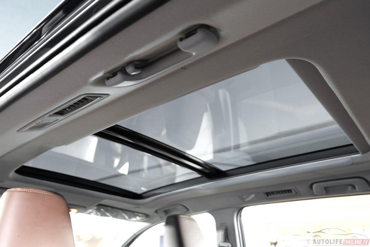 Bên trong Toyota Innova Zenix 2023 tiếp tục là không gian nội thất 3 hàng ghế nhưng chỉ có 7 chỗ ngồi. Ở thị trường Thái Lan, mẫu MPV này được trang bị 2 ghế thương gia ở hàng ghế giữa tiêu chuẩn. Bản tiêu chuẩn của Toyota Innova Zenix 2023 ở Thái Lan sở hữu nội thất bọc da màu đen, ghế lái chỉnh điện 8 hướng, ghế phụ lái chỉnh tay 6 hướng, 2 ghế thương gia đi kèm bàn gấp, ...