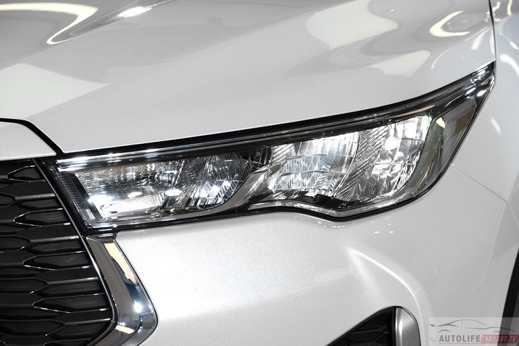 Khác với thế hệ cũ, Toyota Innova Zenix 2023 đã chuyển sang hệ dẫn động cầu trước thay vì hệ dẫn động cầu sau. Nguyên nhân là bởi ở thế hệ mới, xe được phát triển dựa trên cơ sở gầm bệ DNGA của Daihatsu. Bên cạnh đó là hệ thống treo độc lập dạng thanh giằng MacPherson với thanh cân bằng phía trước và hệ thống treo dầm xoắn bán độc lập với thanh chống lật phía sau.