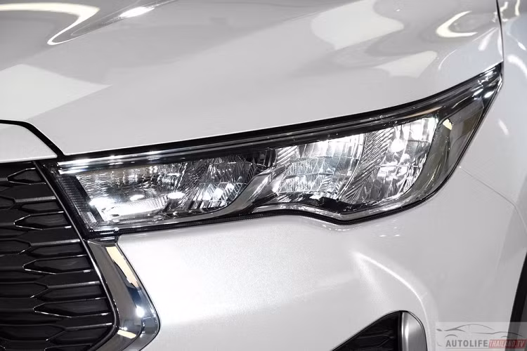 Khác với thế hệ cũ, Toyota Innova Zenix 2023 đã chuyển sang hệ dẫn động cầu trước thay vì hệ dẫn động cầu sau. Nguyên nhân là bởi ở thế hệ mới, xe được phát triển dựa trên cơ sở gầm bệ DNGA của Daihatsu. Bên cạnh đó là hệ thống treo độc lập dạng thanh giằng MacPherson với thanh cân bằng phía trước và hệ thống treo dầm xoắn bán độc lập với thanh chống lật phía sau.