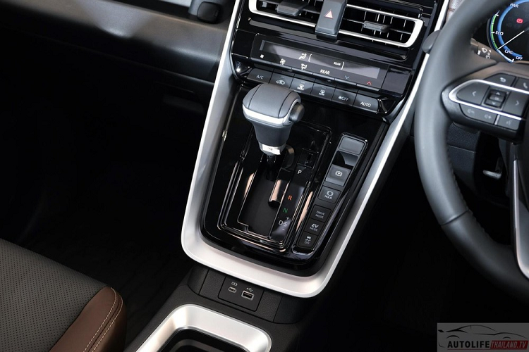 ... hàng ghế thứ 3 gập 50:50, vô lăng chỉnh 4 hướng, cửa sổ chỉnh điện chống kẹt, bảng đồng hồ với màn hình đa thông tin TFT 7 inch, màn hình cảm ứng trung tâm 10,1 inch, hỗ trợ Android Auto/Apple CarPlay không dây, 1 cổng USB Type A, 3 cổng USB Type C, 2 cổng sạc điện, điều hòa tự động với tính năng sưởi, màn hình hiển thị điều hòa ở hàng ghế thứ hai, hệ thống đèn viền LED, phanh tay điện tử và tự động giữ phanh tạm thời.