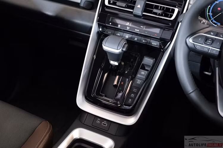 ... hàng ghế thứ 3 gập 50:50, vô lăng chỉnh 4 hướng, cửa sổ chỉnh điện chống kẹt, bảng đồng hồ với màn hình đa thông tin TFT 7 inch, màn hình cảm ứng trung tâm 10,1 inch, hỗ trợ Android Auto/Apple CarPlay không dây, 1 cổng USB Type A, 3 cổng USB Type C, 2 cổng sạc điện, điều hòa tự động với tính năng sưởi, màn hình hiển thị điều hòa ở hàng ghế thứ hai, hệ thống đèn viền LED, phanh tay điện tử và tự động giữ phanh tạm thời.