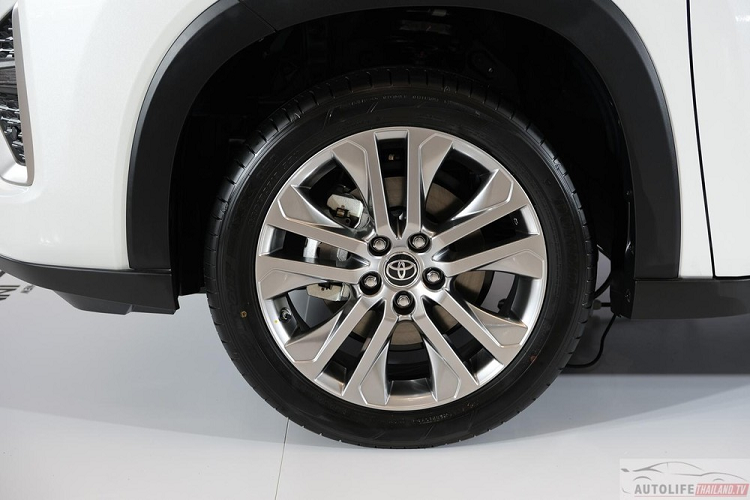 Kích thước cụ thể của Toyota Innova Zenix 2023 bao gồm chiều dài 4.760 mm, chiều rộng 1.850 mm, chiều cao 1.790 mm và chiều dài cơ sở 2.850 mm. Chiều cao gầm tối thiểu của xe đạt 160 mm. Không chỉ tăng kích thước so với thế hệ cũ, Toyota Innova Zenix 2023 còn được chuyển hướng sang thiết kế mang phong cách SUV.