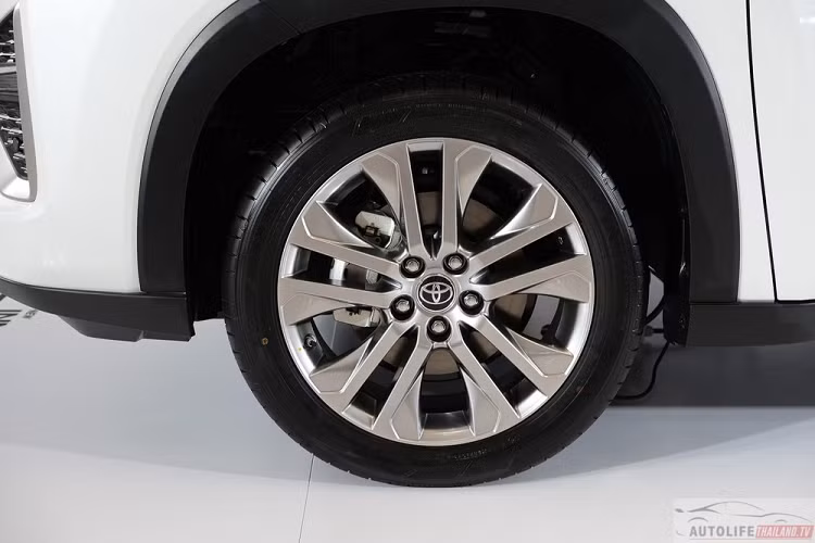 Kích thước cụ thể của Toyota Innova Zenix 2023 bao gồm chiều dài 4.760 mm, chiều rộng 1.850 mm, chiều cao 1.790 mm và chiều dài cơ sở 2.850 mm. Chiều cao gầm tối thiểu của xe đạt 160 mm. Không chỉ tăng kích thước so với thế hệ cũ, Toyota Innova Zenix 2023 còn được chuyển hướng sang thiết kế mang phong cách SUV.