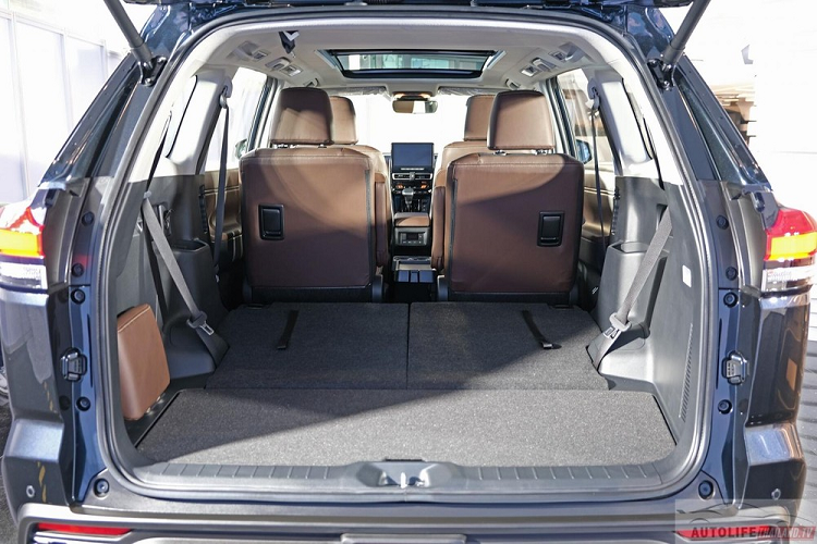 Thái Lan là thị trường Đông Nam Á tiếp theo đón nhận Toyota Innova thế hệ mới, sau Indonesia, Philippines và Malaysia. Theo tin đồn, mẫu MPV này cũng sẽ ra mắt thị trường Việt Nam vào quý III năm nay và có cả phiên bản hybrid. Xe sẽ được nhập khẩu nguyên chiếc từ Indonesia và bán song song với Toyota Innova thế hệ cũ.