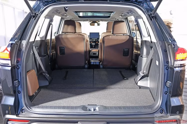 Thái Lan là thị trường Đông Nam Á tiếp theo đón nhận Toyota Innova thế hệ mới, sau Indonesia, Philippines và Malaysia. Theo tin đồn, mẫu MPV này cũng sẽ ra mắt thị trường Việt Nam vào quý III năm nay và có cả phiên bản hybrid. Xe sẽ được nhập khẩu nguyên chiếc từ Indonesia và bán song song với Toyota Innova thế hệ cũ.