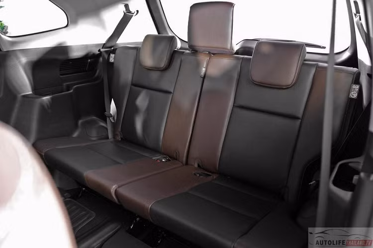 Trang bị an toàn của Toyota Innova Zenix 2023 ở Thái Lan cũng khá đầy đủ với 6 túi khí, 4 cảm biến trước, 4 cảm biến sau, phanh đĩa trên 4 bánh, đèn nháy báo phanh khẩn cấp, camera lùi, hệ thống cân bằng điện tử, hỗ trợ khởi hành ngang dốc, cảnh báo áp suất lốp, cảnh báo điểm mù, cảnh báo phương tiện cắt ngang khi lùi và gói công nghệ trợ lái nâng cao Toyota Safety Sense tiêu chuẩn.