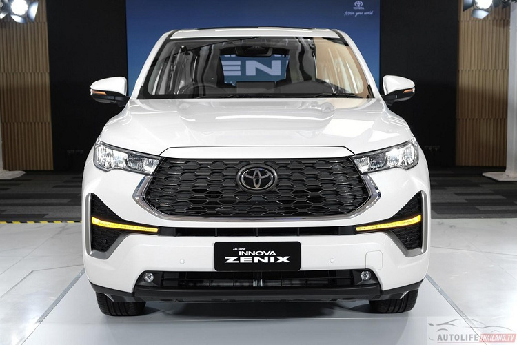 Gói Toyota Safety Sense này gồm có hệ thống cảnh báo tiền va chạm, kiểm soát hành trình thích ứng, giảm tốc độ tự động khi ôm cua, cảnh báo lệch làn đường kèm hỗ trợ đánh lái, hệ thống giữ xe ở giữa làn đường và đèn pha tự động. Camera 360 độ sẽ chỉ dành cho bản Premium cao cấp nhất.