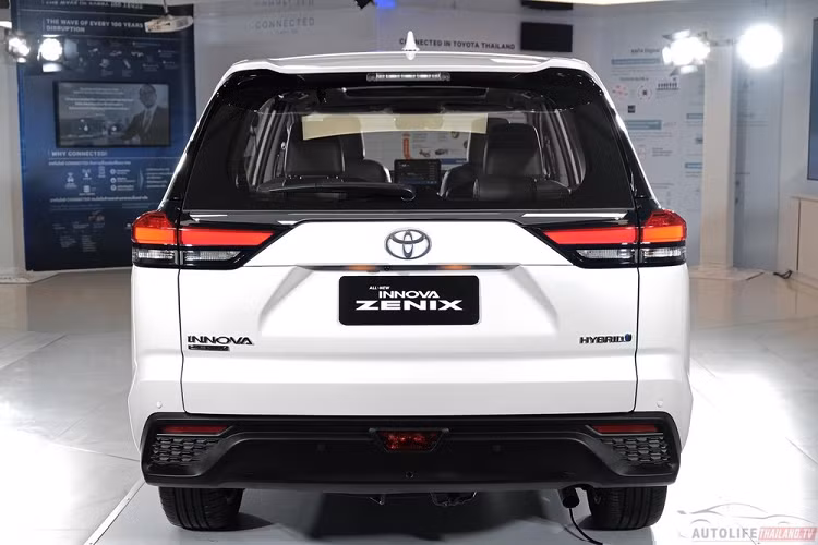 Hiện giá xe Toyota Innova 2023 ở Việt Nam vẫn chưa được hé lộ. Tuy nhiên, nhìn vào giá bán của xe ở những thị trường Đông Nam Á khác, có thể đoán phiên bản hybrid tại Việt Nam sẽ sở hữu giá bán lên đến cả tỷ đồng.