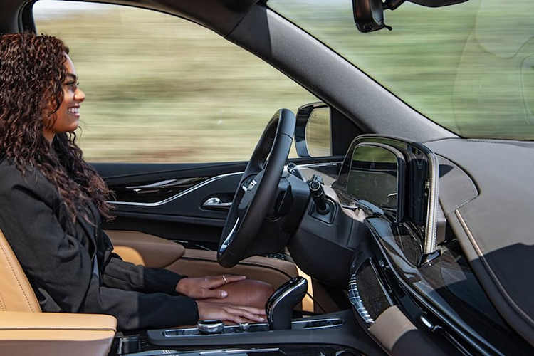 Ultra Cruise có thể tăng tốc và giảm tốc độ một cách an toàn để đưa bạn đến từng giao lộ vào thời điểm “hoàn hảo”, cụ thể là lúc đèn tín hiệu giao thông đang ở trạng thái cho phép các xe di chuyển. Ngoài ra, ô tô được trang bị công nghệ này sẽ tiết kiệm nhiên liệu hơn do xe không dừng hẳn mà chỉ tăng, giảm tốc nhẹ để lấy lại tốc độ tối ưu. Điều này sẽ giúp các phương tiện tiêu thụ nhiên liệu hiệu quả hơn so với khi tăng tốc từ trạng thái dừng hoàn toàn.