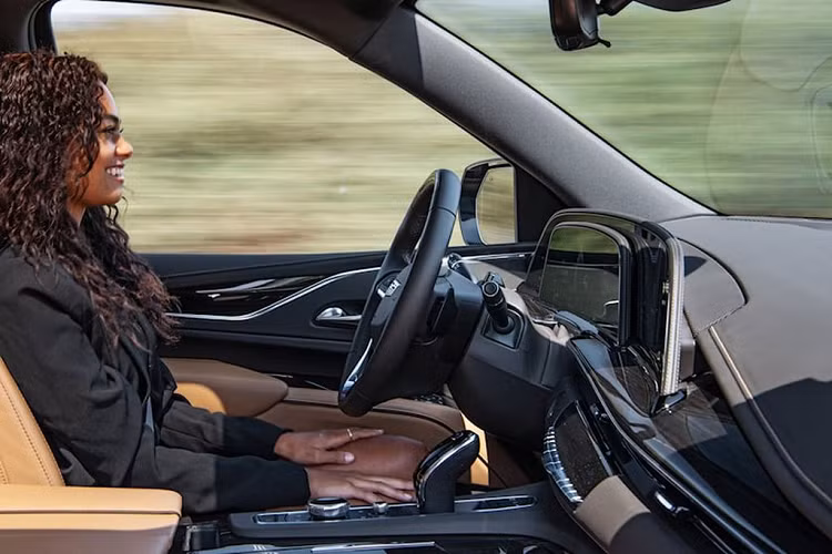 Ultra Cruise có thể tăng tốc và giảm tốc độ một cách an toàn để đưa bạn đến từng giao lộ vào thời điểm “hoàn hảo”, cụ thể là lúc đèn tín hiệu giao thông đang ở trạng thái cho phép các xe di chuyển. Ngoài ra, ô tô được trang bị công nghệ này sẽ tiết kiệm nhiên liệu hơn do xe không dừng hẳn mà chỉ tăng, giảm tốc nhẹ để lấy lại tốc độ tối ưu. Điều này sẽ giúp các phương tiện tiêu thụ nhiên liệu hiệu quả hơn so với khi tăng tốc từ trạng thái dừng hoàn toàn.