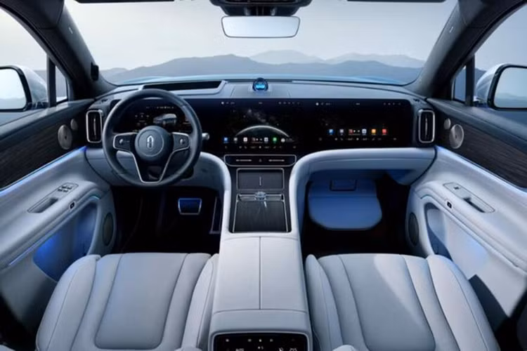 Đặc biệt, mẫu SUV cao cấp này còn được trang bị máy chiếu ở phía bên ngoài, có thể biến bất kỳ mặt phẳng nào trở thành màn hình cỡ 100 inch. Bên trong, Aito M9 được trang bị cụm màn hình cỡ lớn, bao gồm đồng hồ kỹ thuật số 12,3 inch, màn hình thông tin giải trí trung tâm 15,6 inch và màn hình hàng khách phía trước 16 inch.