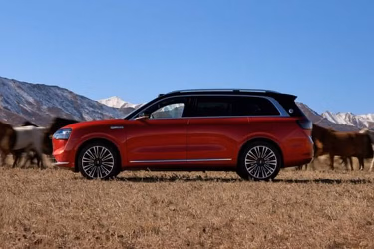 Ngoại hình Aito M9 được đánh giá hiện đại, sang trọng nhưng nhìn khá chung chung. Điểm nhấn là đèn pha công nghệ cao gợi nhớ đến mẫu sedan Luxeed S7 của Huawei. Đèn pha được trang bị công nghệ LED ma trận thích ứng và cảm biến nhận diện người đi bộ hoặc phương tiện cắt ngang.