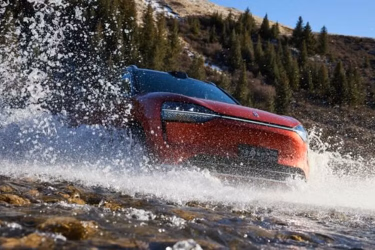 Cách bố trí nội thất 6 chỗ của mẫu SUV Trung Quốc có thể được thay đổi tùy theo nhu cầu của người ngồi, ví dụ gập hàng ghế thứ 3 lại để thêm không gian chứa đồ hoặc ngả phẳng thành giường đơn. Tất cả các ghế đều được điều khiển bằng điện, tích hợp tính năng sưởi và thông gió.