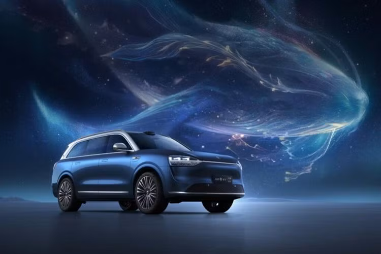 Ở bản này, xe có quãng đường di chuyển đạt 1.362-1.402 km với 100% dung lượng pin và bình xăng đầy. Mức giá xe Aito M9 được phân phối tại Trung Quốc từ 65.726 - 79.717 USD (1,6 – 1,95 tỷ đồng). Xe dự kiến đến tay khách hàng vào đầu năm 2024.