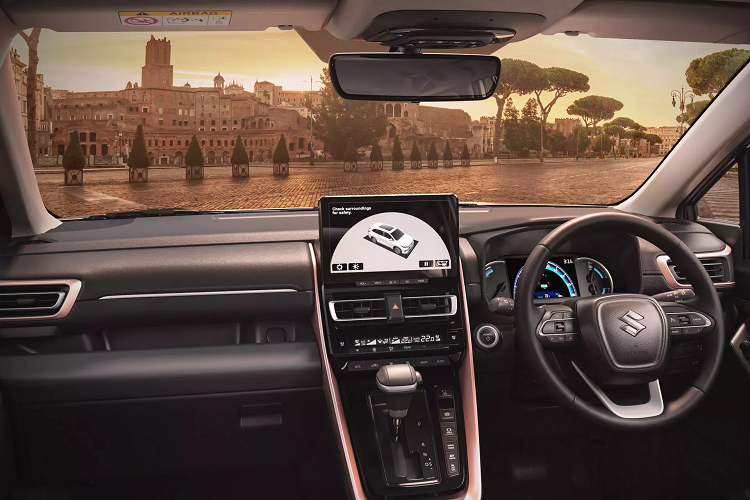 Suzuki cũng điều chỉnh khu nội thất khác nhiều để khác biệt với dòng xe MPV của Toyota. Nội thất và ghế da màu đen với những điểm nhấn màu vàng. Trang bị bao gồm màn hình cảm ứng thông tin giải trí 10,1 inch, màn hình cụm đồng hồ 7 inch, hệ thống âm thanh 6 loa, ghế thông gió, điều hòa hai vùng, cửa sổ trời toàn cảnh, camera 360 độ, v.v.