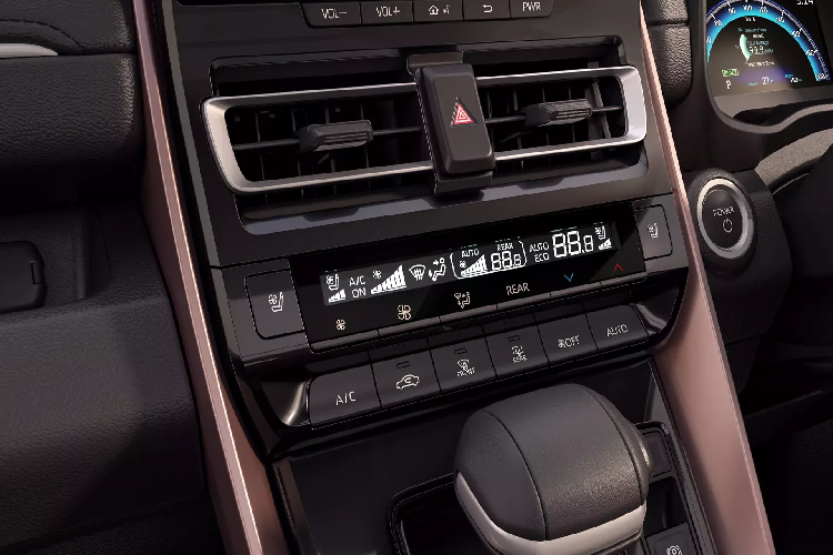 Sức mạnh được truyền tới bánh trước thông qua hộp số e-CVT. Hơn nữa, người lái xe có 4 chế độ lái để lựa chọn gồm EV, Normal, Eco, và Power. Suzuki Invicto sẽ được sản xuất tại nhà máy Toyota Bidadi ở Ấn Độ cùng với mẫu xe "anh em" của nó.