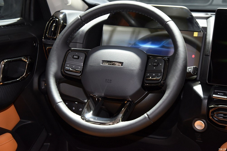 Được định vị trong phân khúc SUV cỡ C, Haval H-Dog sở hữu chiều dài 4.705 mm, chiều rộng 1.908 mm, chiều cao 1.780 mm và chiều dài cơ sở 2.810 mm. So với những mẫu SUV cỡ C điển hình tại Việt Nam như Honda CR-V, Mazda CX-5 hay Hyundai Tucson, Haval H-Dog có kích thước lớn hơn đáng kể, nhất là chiều dài cơ sở.