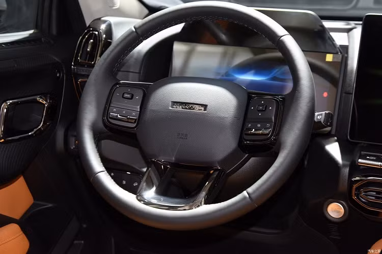 Được định vị trong phân khúc SUV cỡ C, Haval H-Dog sở hữu chiều dài 4.705 mm, chiều rộng 1.908 mm, chiều cao 1.780 mm và chiều dài cơ sở 2.810 mm. So với những mẫu SUV cỡ C điển hình tại Việt Nam như Honda CR-V, Mazda CX-5 hay Hyundai Tucson, Haval H-Dog có kích thước lớn hơn đáng kể, nhất là chiều dài cơ sở.