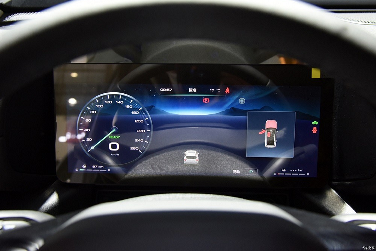 Không chỉ có kích thước lớn trong phân khúc, Haval H-Dog còn được thiết kế theo phong cách vuông vức và nam tính. Theo đó, mẫu xe này sở hữu thiết kế lưới tản nhiệt thẳng đứng với mắt lưới đa điểm mạ crôm. Nằm hai bên lưới tản nhiệt là khe gió giả hình tứ giác giống Ford Ranger phiên bản cũ và đèn pha LED hình tròn. Đèn pha được bao quanh bằng dải đèn LED định vị ban ngày, mang đến thiết kế khá ấn tượng cho Haval H-Dog.