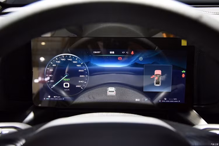 Không chỉ có kích thước lớn trong phân khúc, Haval H-Dog còn được thiết kế theo phong cách vuông vức và nam tính. Theo đó, mẫu xe này sở hữu thiết kế lưới tản nhiệt thẳng đứng với mắt lưới đa điểm mạ crôm. Nằm hai bên lưới tản nhiệt là khe gió giả hình tứ giác giống Ford Ranger phiên bản cũ và đèn pha LED hình tròn. Đèn pha được bao quanh bằng dải đèn LED định vị ban ngày, mang đến thiết kế khá ấn tượng cho Haval H-Dog.