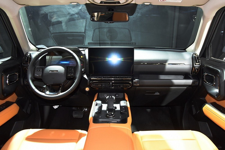 Đầu tiên là động cơ xăng 4 xi-lanh, tăng áp, dung tích 2.0L, tạo ra công suất tối đa 238 mã lực cùng mô-men xoắn cực đại 325 Nm, kết hợp cùng hộp số tự động 8 cấp và hệ dẫn động cầu trước hoặc hệ dẫn động 4 bánh.