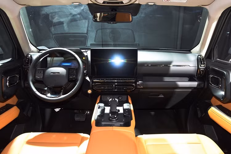 Đầu tiên là động cơ xăng 4 xi-lanh, tăng áp, dung tích 2.0L, tạo ra công suất tối đa 238 mã lực cùng mô-men xoắn cực đại 325 Nm, kết hợp cùng hộp số tự động 8 cấp và hệ dẫn động cầu trước hoặc hệ dẫn động 4 bánh.