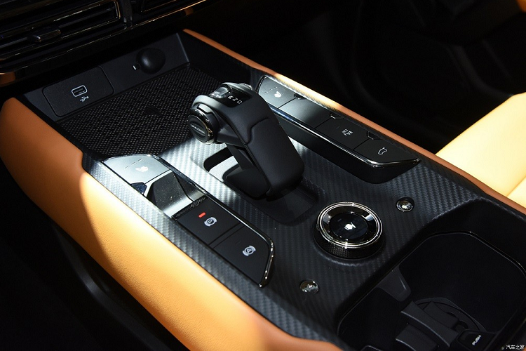 Chưa hết, Haval H-Dog còn có cản trước nhô về phía trước, đi kèm hốc gió trung tâm hình thang khá rộng. Ở hai góc cản trước là dải đèn sương mù trước hình chữ nhật. Bên sườn, Haval H-Dog được trang bị ốp cua lốp màu đen vuông vức với bu lông lộ thiên theo phong cách của những mẫu xe việt dã. Nằm bên trong hốc bánh là bộ vành la-zăng với thiết kế đa chấu và sơn 2 màu.