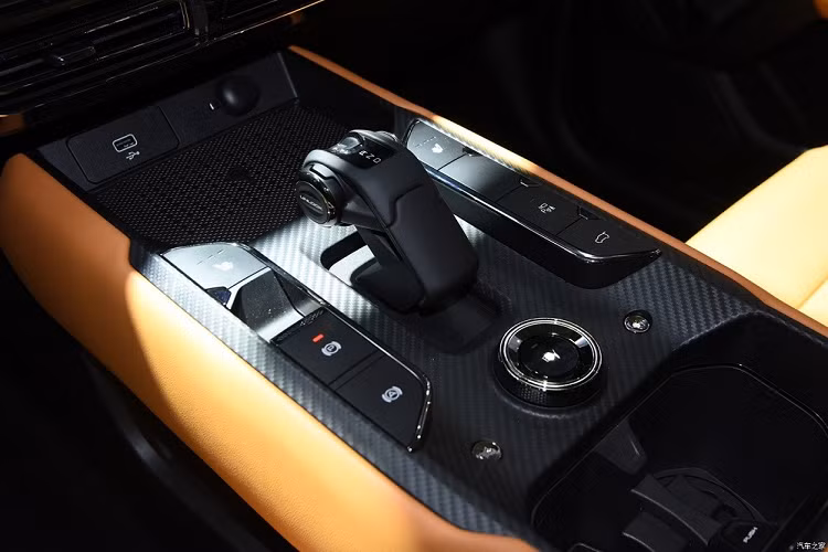 Chưa hết, Haval H-Dog còn có cản trước nhô về phía trước, đi kèm hốc gió trung tâm hình thang khá rộng. Ở hai góc cản trước là dải đèn sương mù trước hình chữ nhật. Bên sườn, Haval H-Dog được trang bị ốp cua lốp màu đen vuông vức với bu lông lộ thiên theo phong cách của những mẫu xe việt dã. Nằm bên trong hốc bánh là bộ vành la-zăng với thiết kế đa chấu và sơn 2 màu.