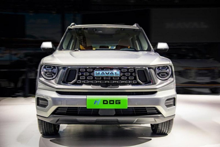 Chưa hết, Haval H-Dog còn có tính năng đỗ xe từ xa, điều khiển qua ứng dụng trên điện thoại thông minh trong khoảng cách tối đa 20 m. Xe có thể tự động đỗ dọc, đỗ song song và đỗ trên dốc có độ nghiêng dưới 12%. Nằm bên dưới nắp ca-pô của Haval H-Dog là 2 tùy chọn động cơ.