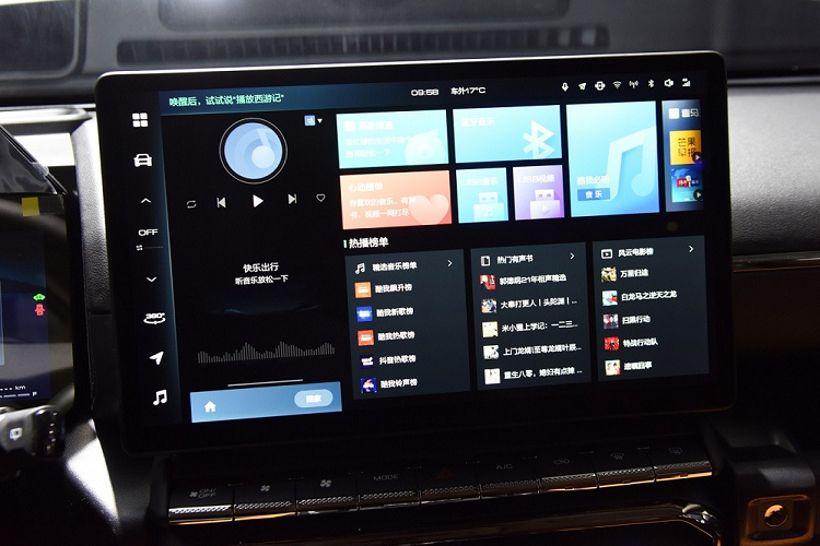 Thêm vào đó là gương chiếu hậu nằm trên cửa, baga nóc và những đường dập gân nổi bật. Tùy phiên bản, xe sẽ dùng vành hợp kim 18 inch hoặc 19 inch. Đằng sau Haval H-Dog xuất hiện đèn hậu hình tròn, tương tự đèn pha và tích hợp thêm dải đèn nằm ngang phía trên. Ở giữa cửa cốp còn có tem chữ nổi "Haval" mạ crôm cỡ lớn. Trong khi đó, đèn phản quang của xe được đặt ở hai góc cản sau.