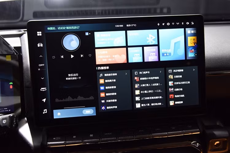 Thêm vào đó là gương chiếu hậu nằm trên cửa, baga nóc và những đường dập gân nổi bật. Tùy phiên bản, xe sẽ dùng vành hợp kim 18 inch hoặc 19 inch. Đằng sau Haval H-Dog xuất hiện đèn hậu hình tròn, tương tự đèn pha và tích hợp thêm dải đèn nằm ngang phía trên. Ở giữa cửa cốp còn có tem chữ nổi "Haval" mạ crôm cỡ lớn. Trong khi đó, đèn phản quang của xe được đặt ở hai góc cản sau.