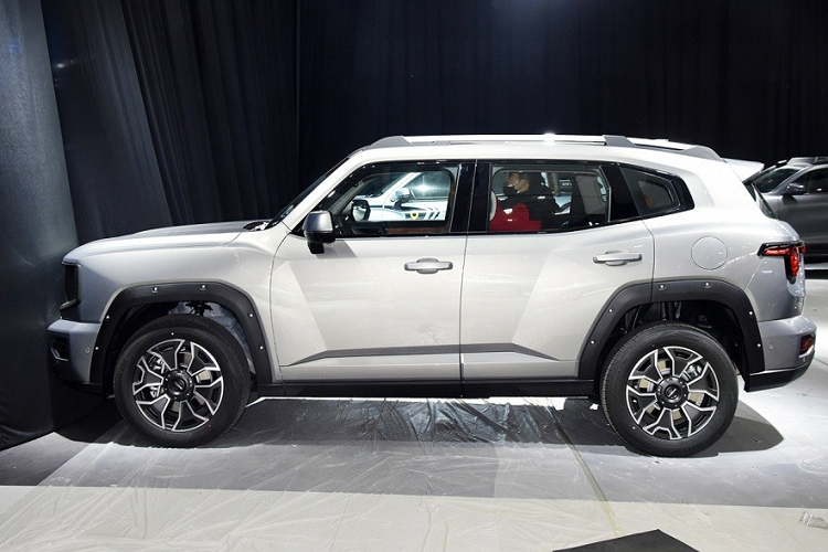 Bên cạnh đó, xe còn đi kèm chip Qualcomm Snapdragon 8155, màn hình hiển thị thông tin kính lái 9 inch, 35 hộc chứa đồ, ghế dành riêng cho trẻ em hỗ trợ kết nối Bluetooth với 2 chế độ sưởi/thông hơi, tủ lạnh thông minh kết nối Bluetooth, cốc uống nước thông minh, máy tạo độ ẩm thông minh, sạc không dây 50W và đèn đuổi muỗi để cắm trại.